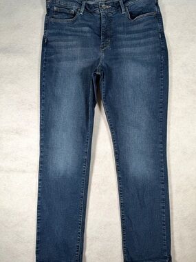 Women's Levi's Signature Slimming Straight Actual Size 32X28 READ DESCRIPTION